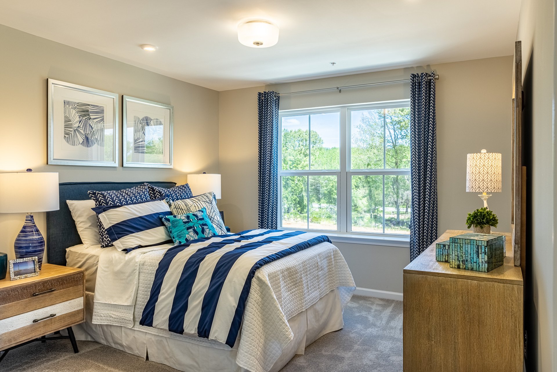secondary bedroom with carpet and a full-sized bed