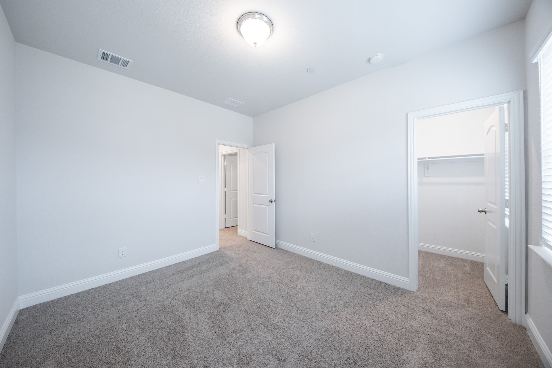 bedroom with carpet and closet