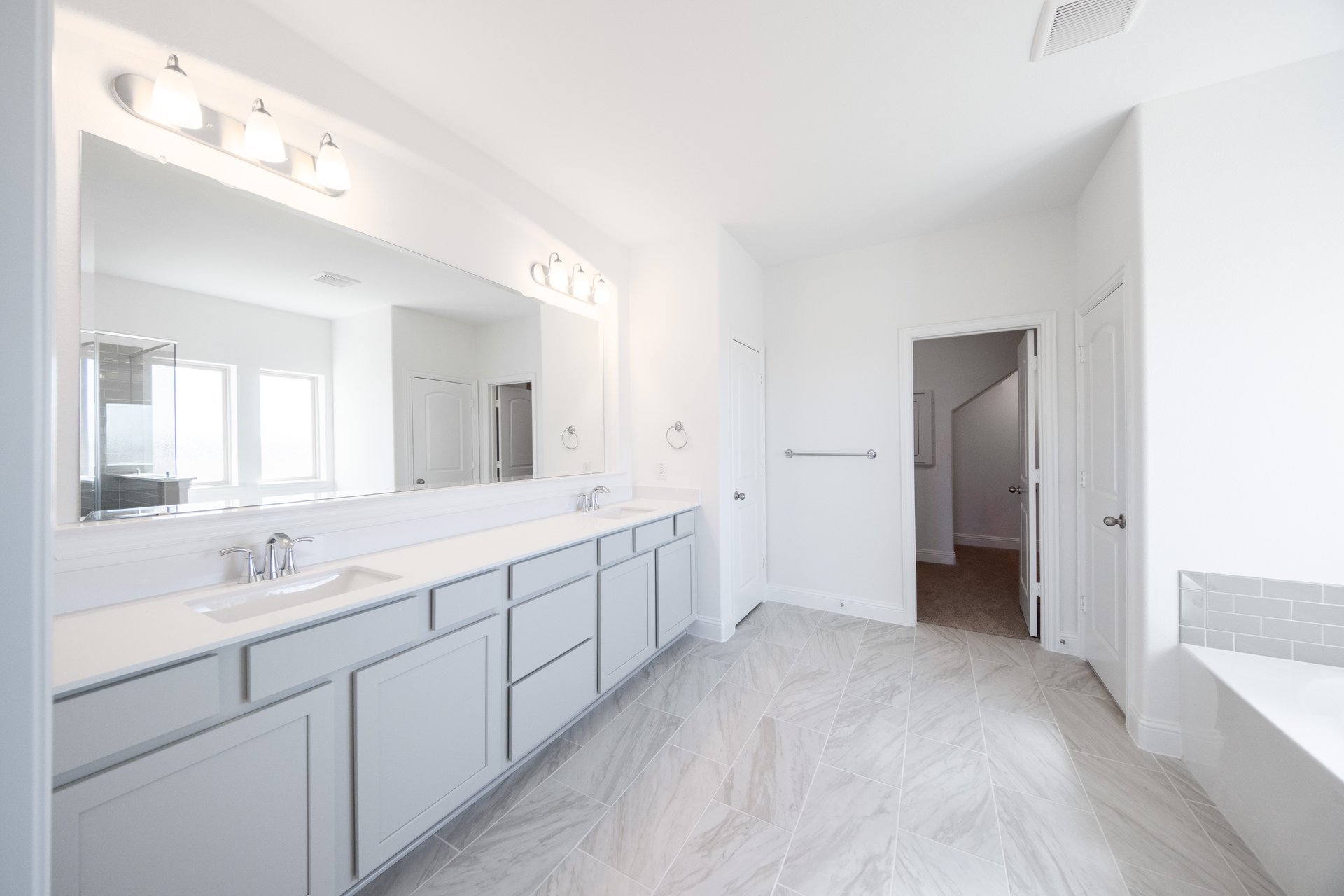 bathroom with large mirror and two sinks 