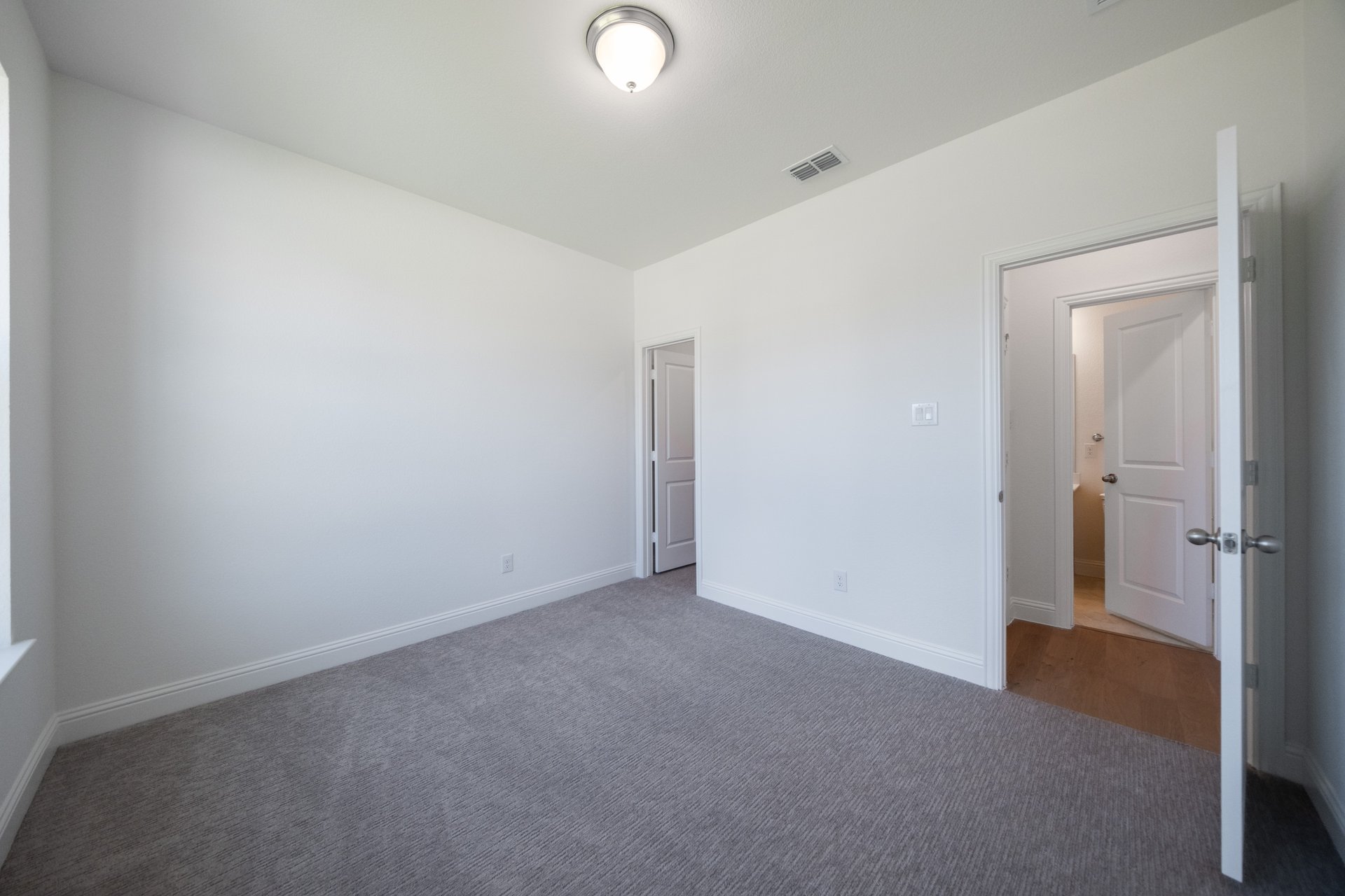 bedroom with carpet and light 