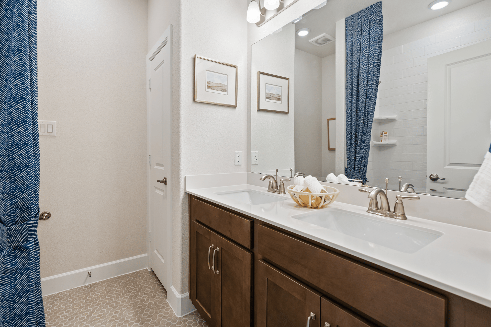 2e3eb7b7-37be-45df-86bc-38bc699672dc